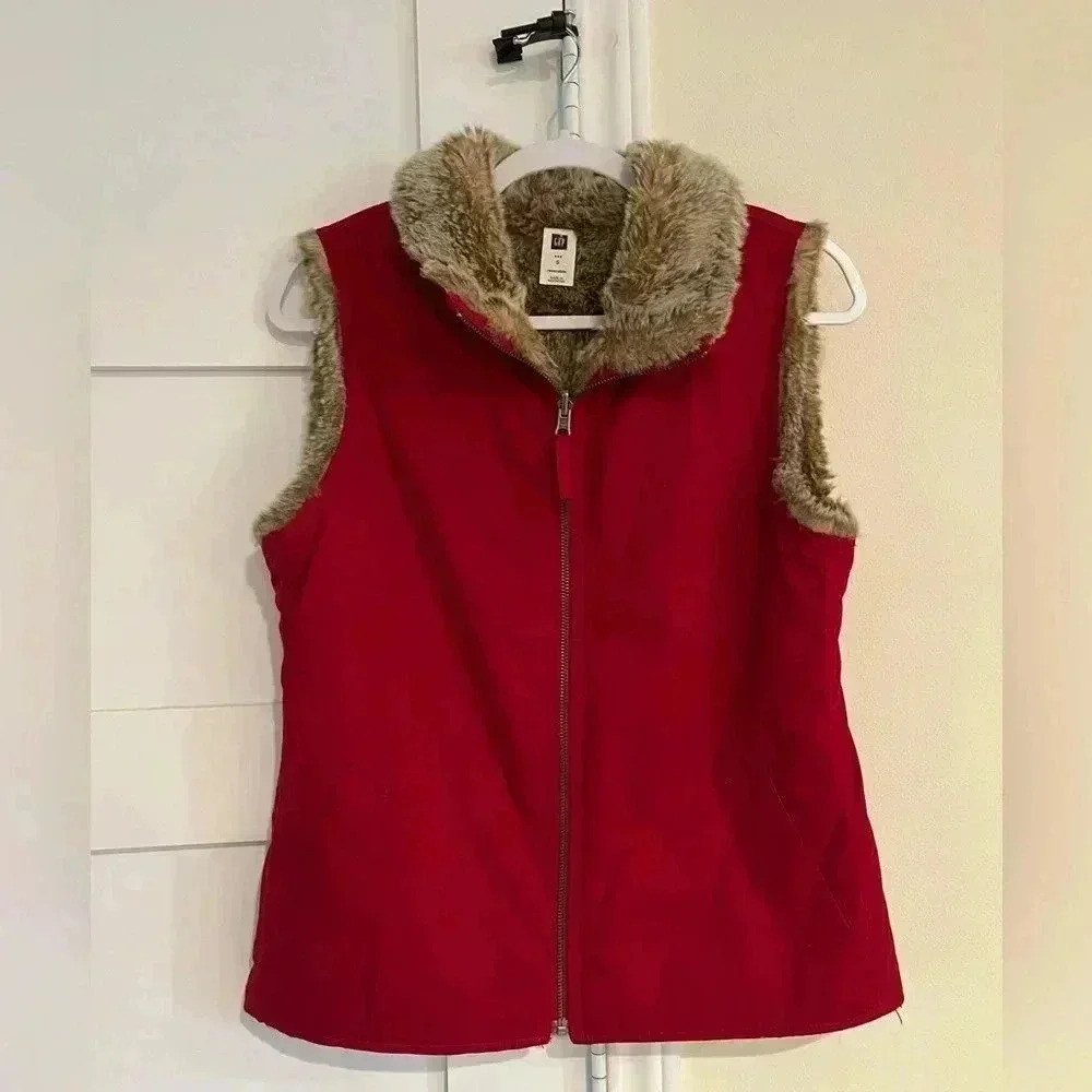 GAP Red Vest- Faux Fur Lining and Collar with Pockets- Size Small EUC